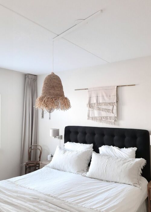 Lightswing Single wit met hanglamp in de slaapkamer