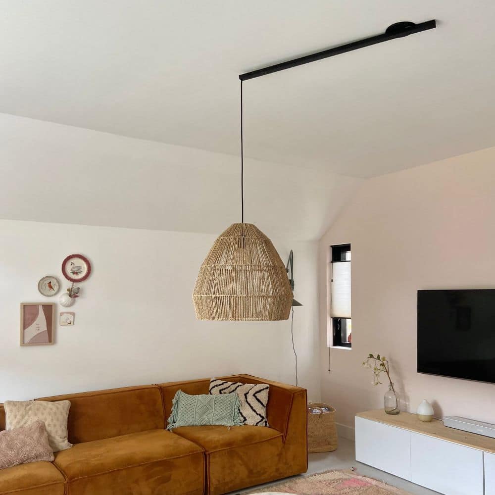 Lightswing single zwart met hanglamp in de woonkamer